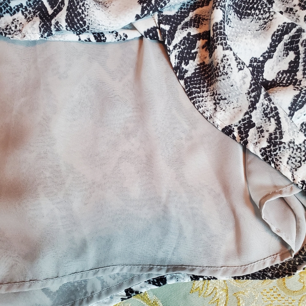 Apt. 9 Scoop Neck Chiffon Snake Print Pullover Top, XL, Black/White/Grey - Picture 11 of 13
